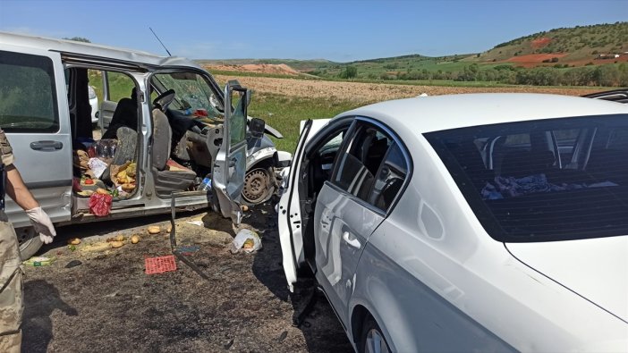 Tokat'ta iki araç kafa kafaya çarpıştı: 3 ölü, 8 yaralı