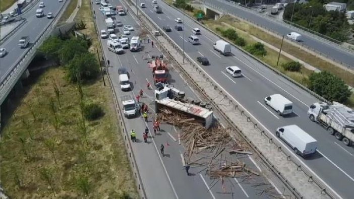 TEM Otoyolu Samandıra Mevkii Ankara İstikametinde demir yüklü tır devrildi.