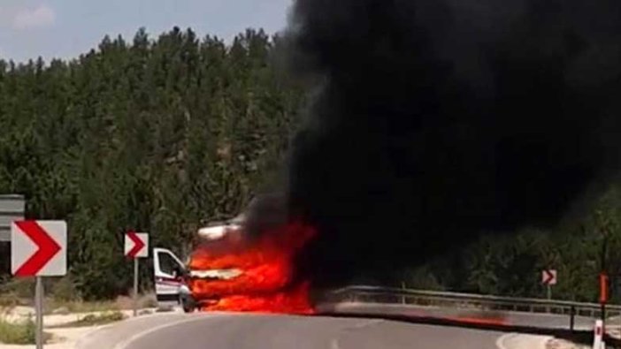 Burdur'da ambulans alev alev yandı