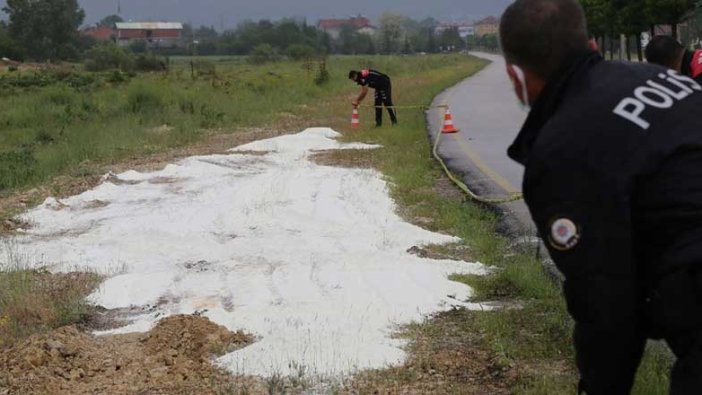 Bolu'da yol kenarına dökülen beyaz toz inceleme altında