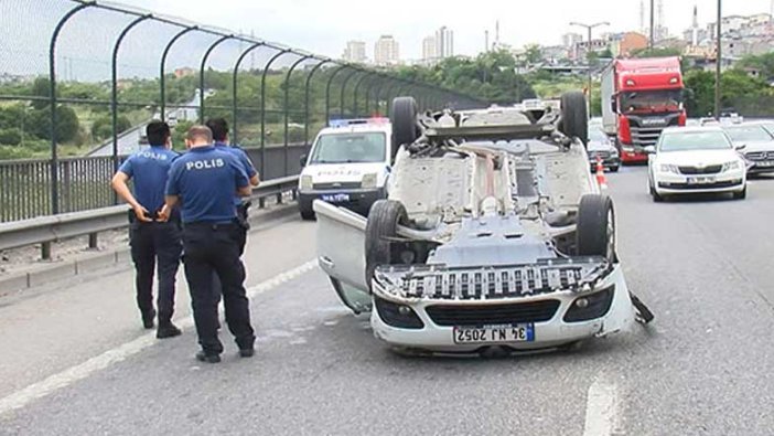 Bahçeşehir TEM'de araç takla attı, trafik kilitlendi!