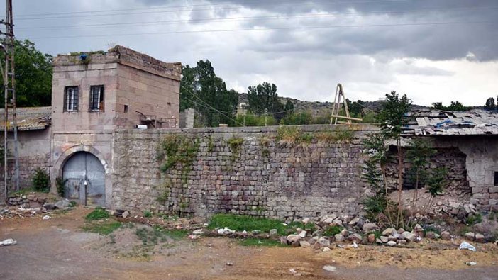 Atatürk 93 yıl önce ziyaret etmişti! Tarihin yazıldığı han kaderine terk edildi