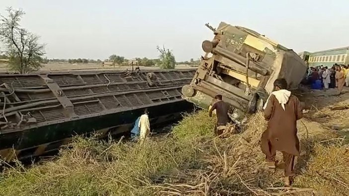 Pakistan'da korkunç tren kazası!