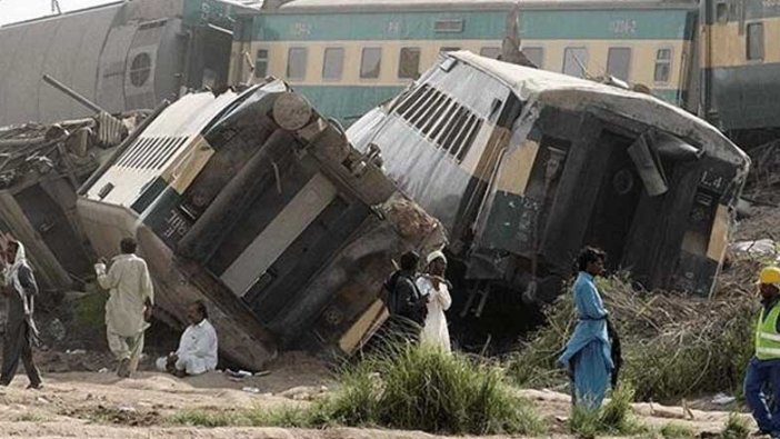 Pakistan'daki tren kazasında ölenlerin sayısı 62'ye yükseldi