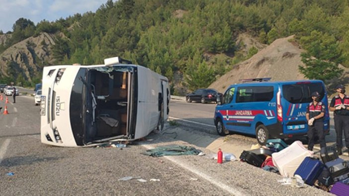 LÖSEV midibüsü devrildi: 25 yaralı