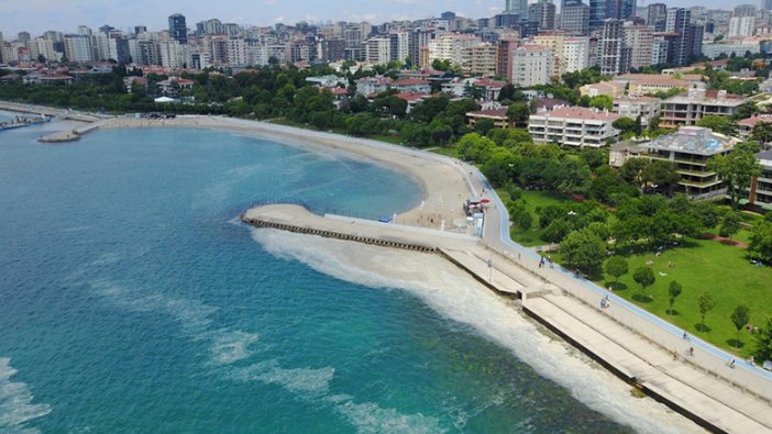 Caddebostan'da deniz salyalarına aldırmadan yüzdüler