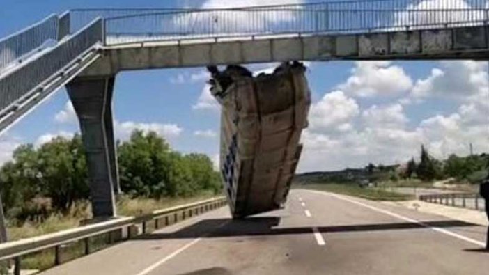 Tekirdağ'da kamyonun açık unutulan damperi üst geçide çarptı