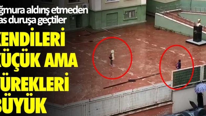 Kendileri küçük ama yürekleri büyük! Yağmura aldırış etmeden esas duruşa geçtiler