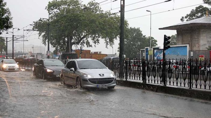 İstanbul yaz yağmuruna teslim oldu! Valilikten uyarı geldi