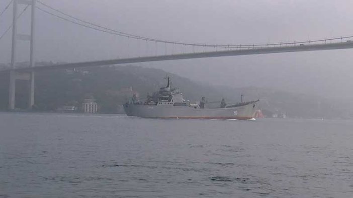 Rus savaş gemisi İstanbul Boğazı'ndan geçti