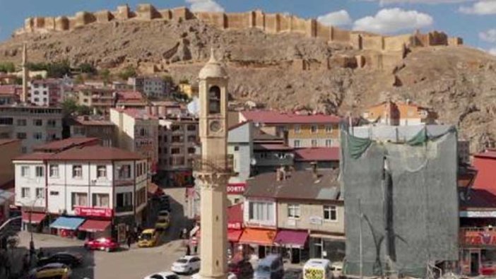 Bayburt'ta kale manzarasını kapatan binalar tıraşlanıyor