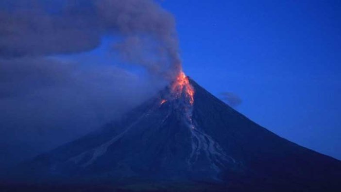 Filipinler'de volkan alarmı! Binlerce kişi bölgeyi terk ediyor