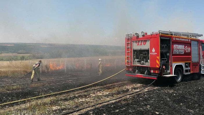 Silivri'de buğday tarlası alevlere teslim oldu