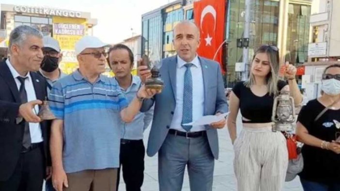 İYİ Parti'den zamlara gaz lambalı protesto! “7 kilogram buğdaya 1 litre gaz yağı”