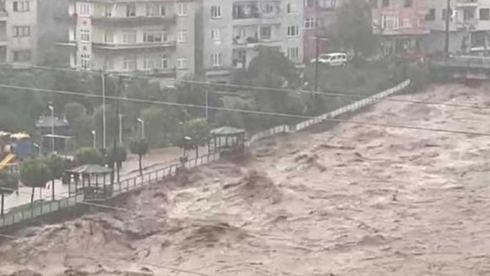 Dereler taştı, yollar kapandı... Rize yine sele teslim oldu