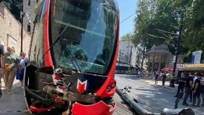 İstanbul'da yoldan çıkan tramvay...