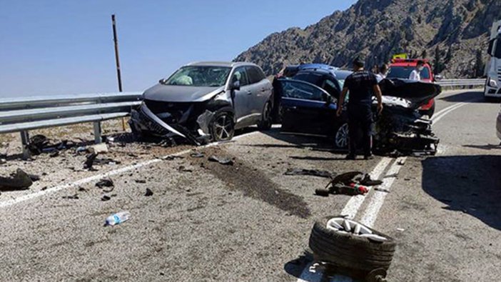 Antalya’da üç aracın karıştığı kazada 7 kişi yaralandı