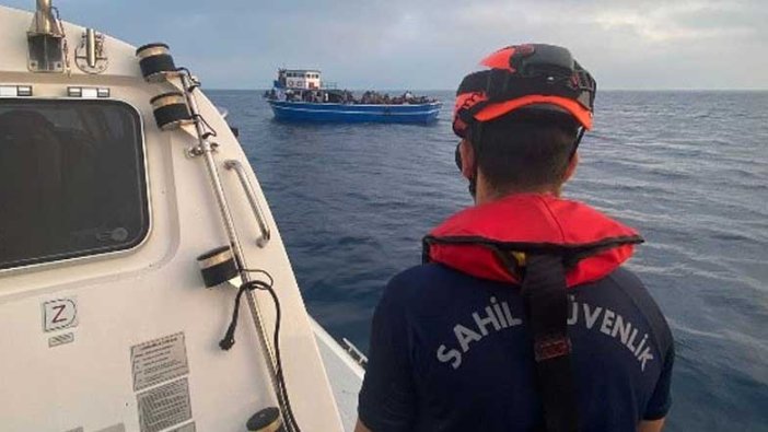 Yunanistan'ın Türk karasularına ittiği 23 göçmen kurtarıldı