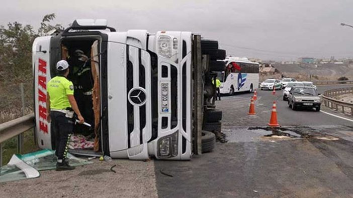 Gebze’de TIR ile otobüs çarpıştı! 3 kişi...