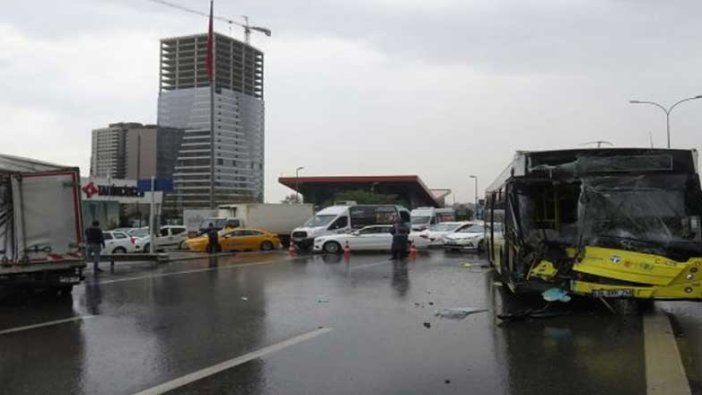 İETT otobüsü ile kamyonet çarpıştı!  D-100 trafiğe kapandı