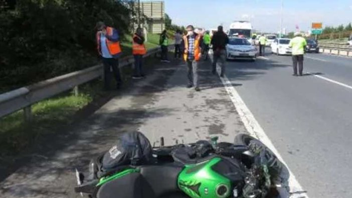 TEM'de emniyet şeridindeki kamyona çarpan motosikletin sürücüsü öldü