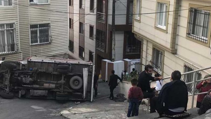 Şişli'de yoldaki kot farkı nedeniyle eşya taşıyan kamyonet devrildi