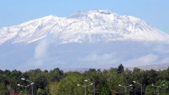 Süphan Dağı'nın zirvesi, bembeyaz oldu