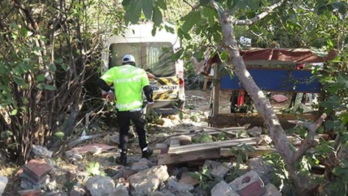 Üsküdar'da okul servisi evin bahçesine daldı