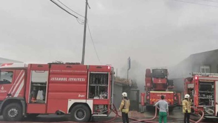 Avcılar'da iş yerinin çatısında yangın çıktı