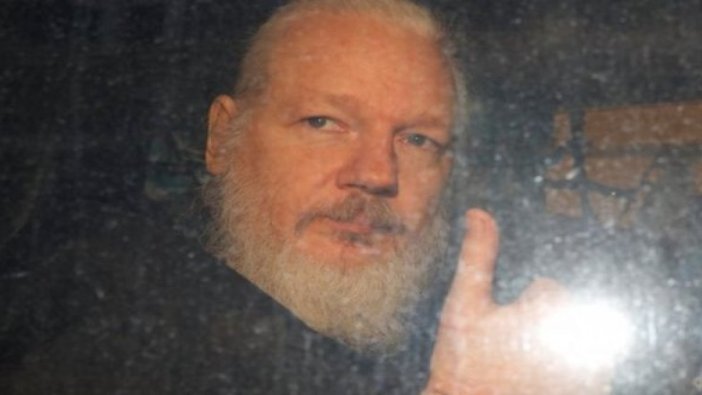 İsveçli savcılar Assange'ın tutuklanmasını talep etti