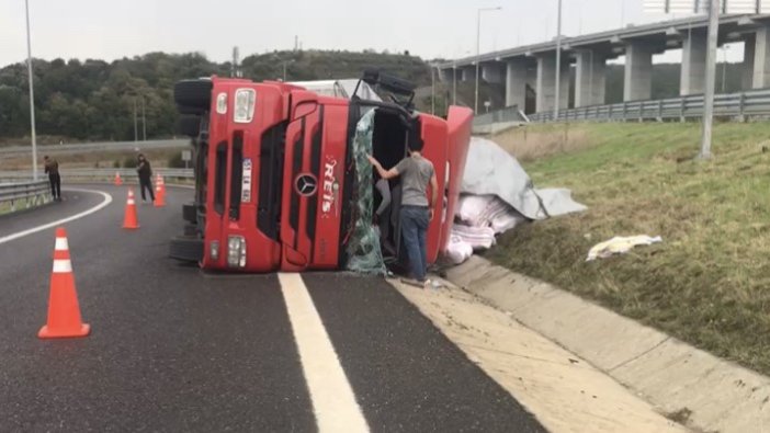 Kuzey Marmara Otoyolu'nda TIR devrildi!