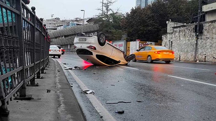 Beyoğlu'nda otomobil takla attı...