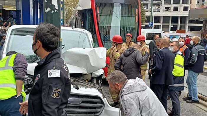 İstanbul'da tramvay ile minibüs çarpıştı!