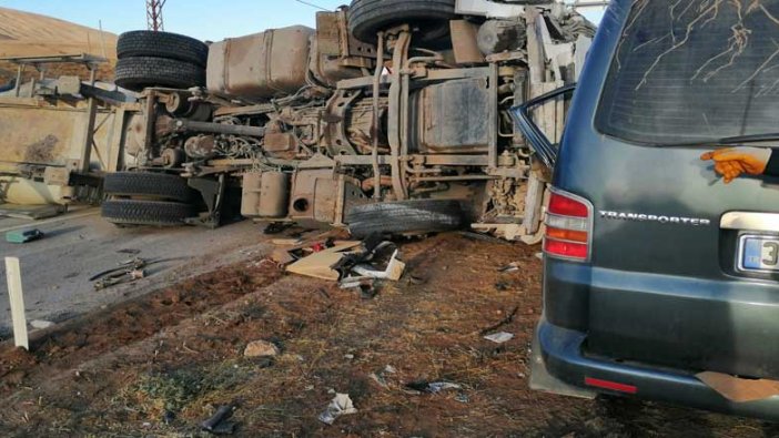 Bitlis'in Tatvan ilçesinde TIR kırmızı ışıkta bekleyen kamyonete çarptı! 2 kişi...