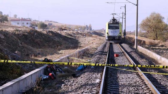 Yük treni motosiklete çarptı! 2 kişi yaşamını yitirdi