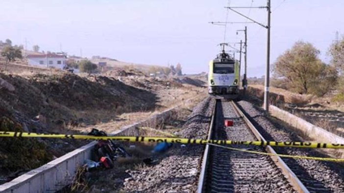 Yük treni motosiklete çarptı: 2 ölü