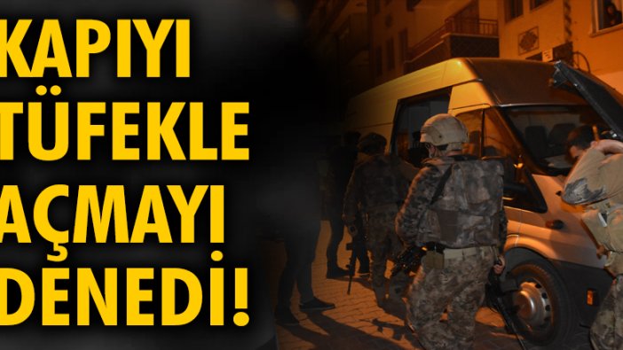 Kapıyı tüfekle açmayı denedi!