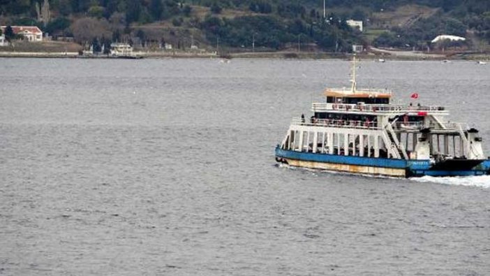 Çanakkale'de feribot seferlerine 'fırtına' engeli