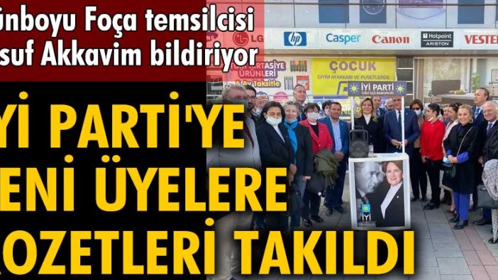 İzmir'de İYİ Parti'ye yeni üyelere rozetleri takıldı