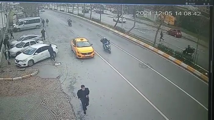 Esenyurt'ta motosiklet yayaya çarptı! İşte o anlar...