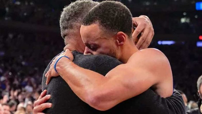 Stephen Curry, NBA tarihinin en çok üçlük atan oyuncusu oldu!