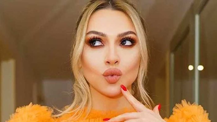 Hadise süper minisinin altına çektiği çizmeleri ile yaktı geçti!