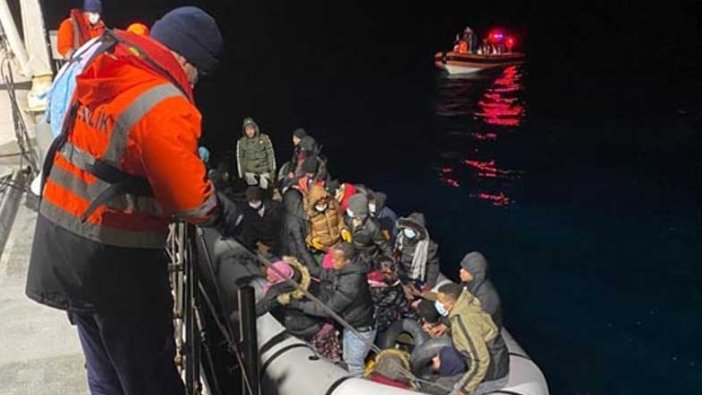 İzmir açıklarında 50 kaçak göçmen yakalandı