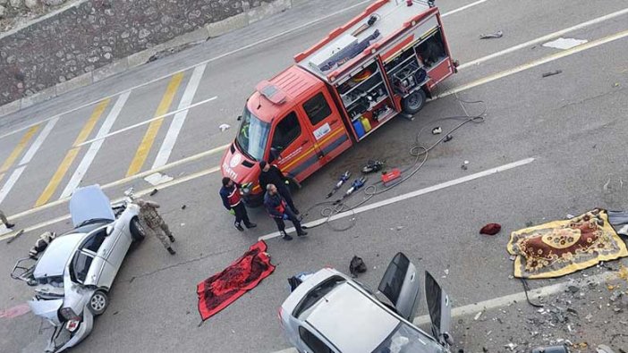 Van'da otomobiller çarpıştı! 2 ölü 5 yaralı