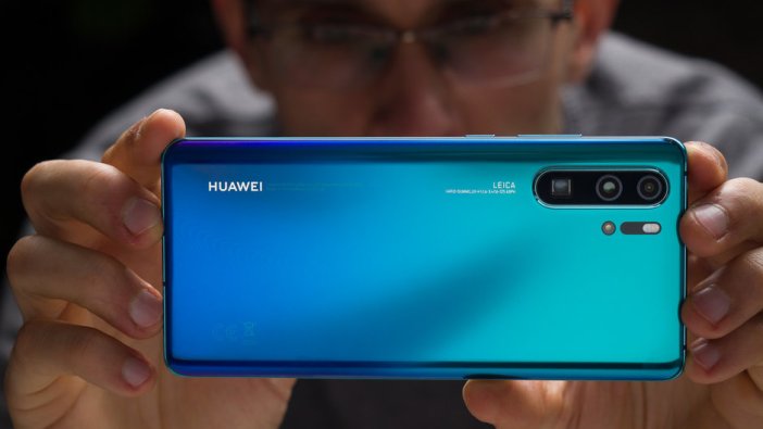 Huawei üretimi azaltıyor, hedefler gözden geçirilecek