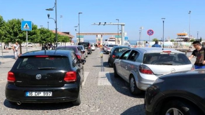 Çanakkale feribot iskelesinde tatilcilerin dönüş yoğunluğu