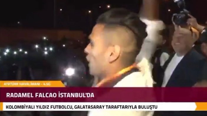 Falcao taraftara üçlü çektirdi