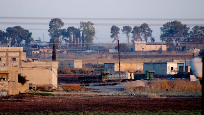 PKK/YPG’li teröristler, sınırda hendek ve tünel kazıyor