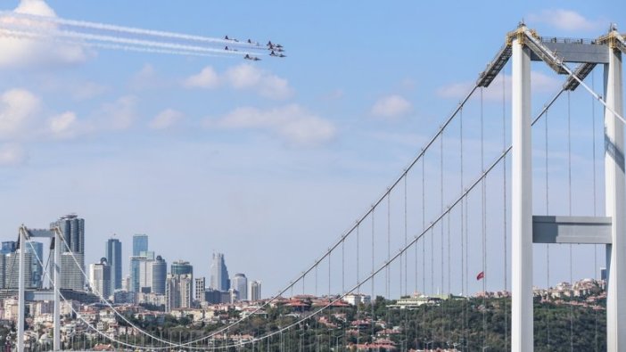 İstanbul Boğazı'nda nefes kesen gösteri