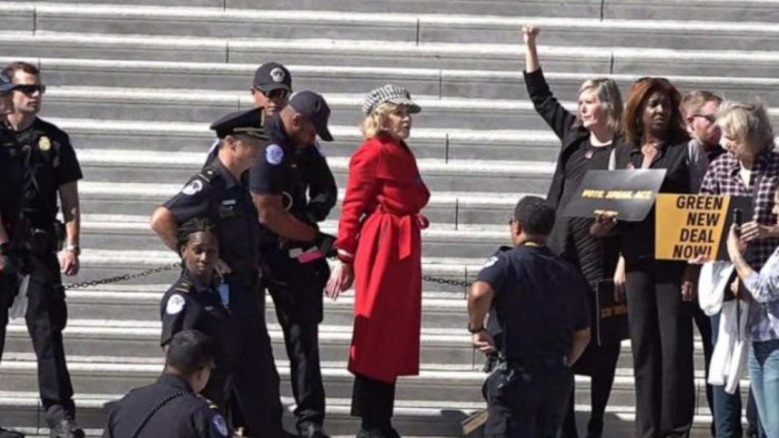 İklim değişikliği eyleminde Jane Fonda'ya gözaltı